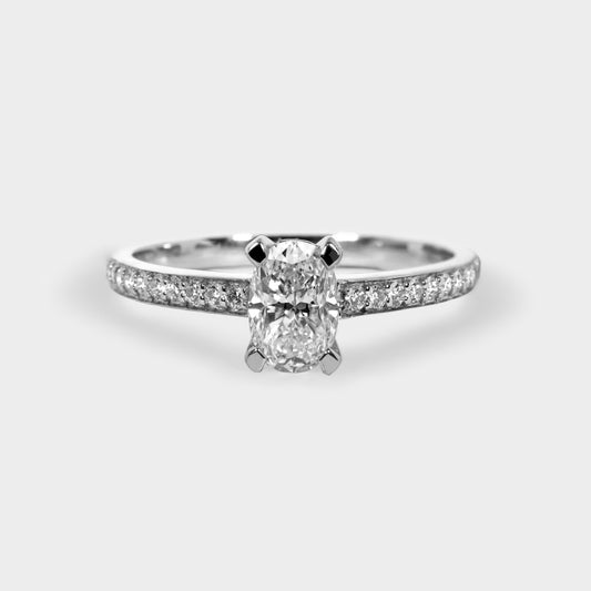 Anillo cintillo diamante oval acompañado
