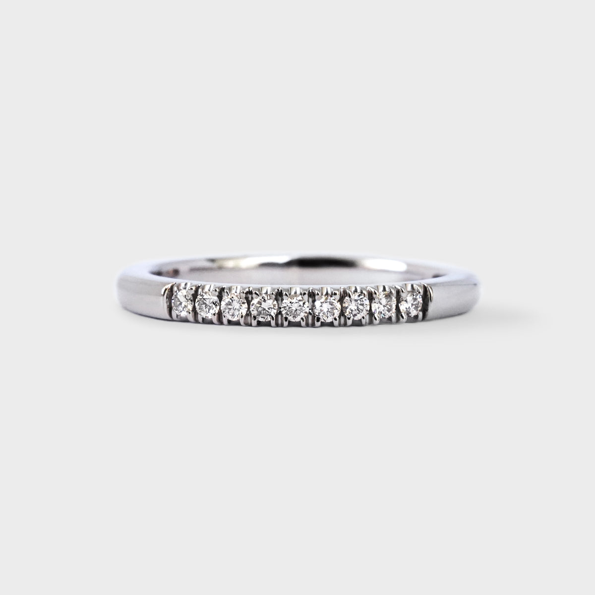 Medio cintillo oro blanco con 9 diamantes 0.18ct