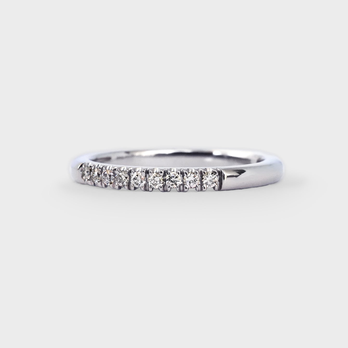 Medio cintillo oro blanco con 9 diamantes 0.18ct