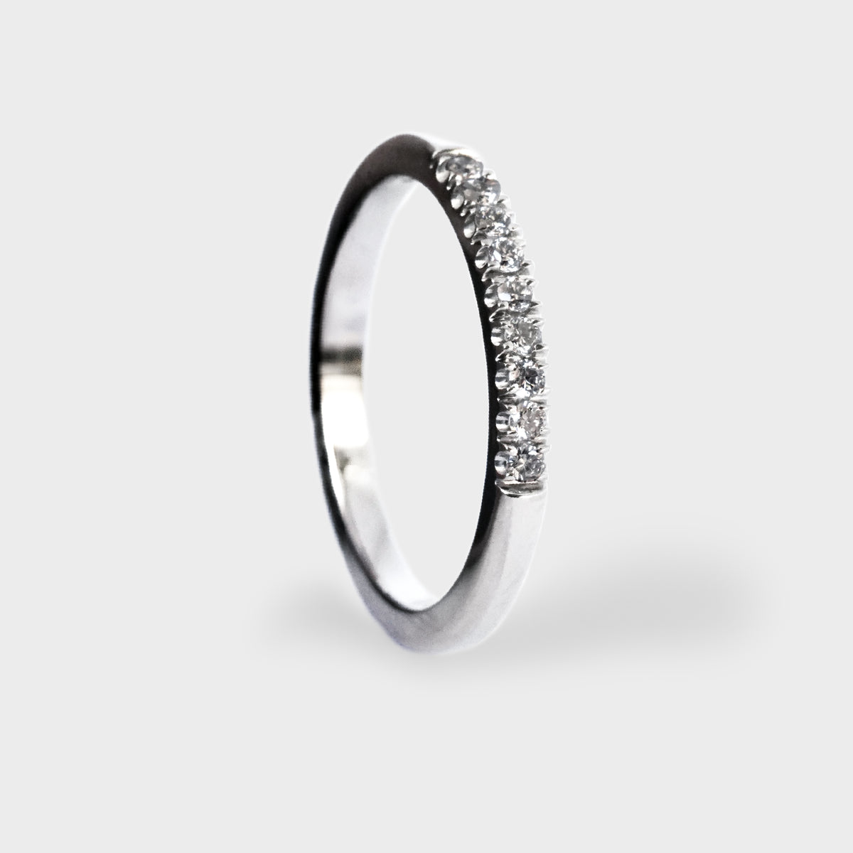 Medio cintillo oro blanco con 9 diamantes 0.18ct