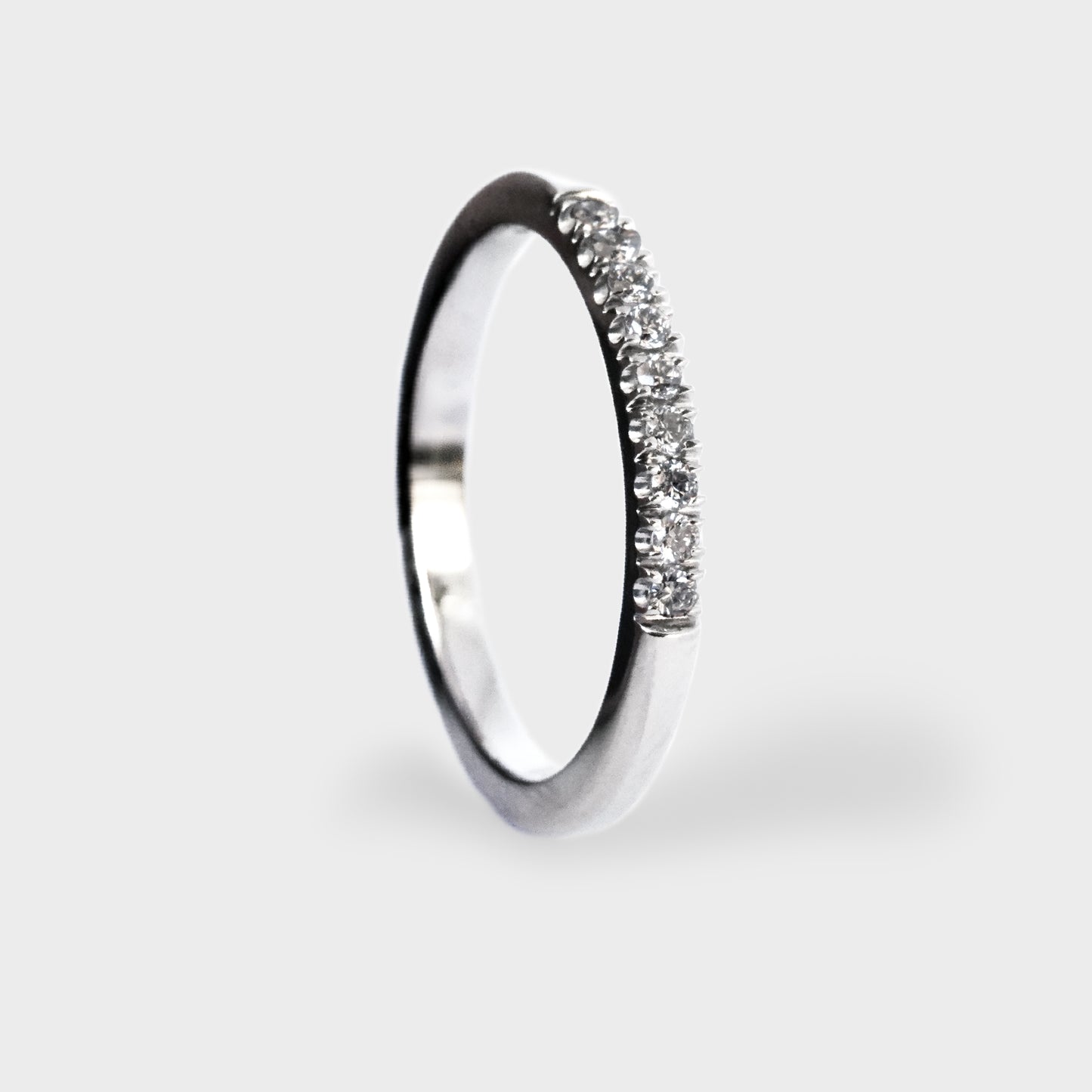 Medio cintillo oro blanco con 9 diamantes 0.18ct