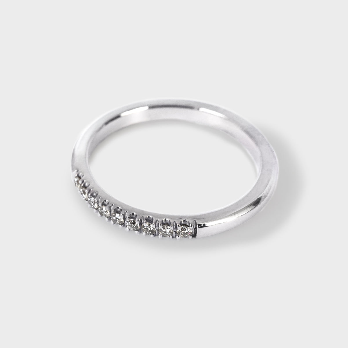 Medio cintillo oro blanco con 9 diamantes 0.18ct