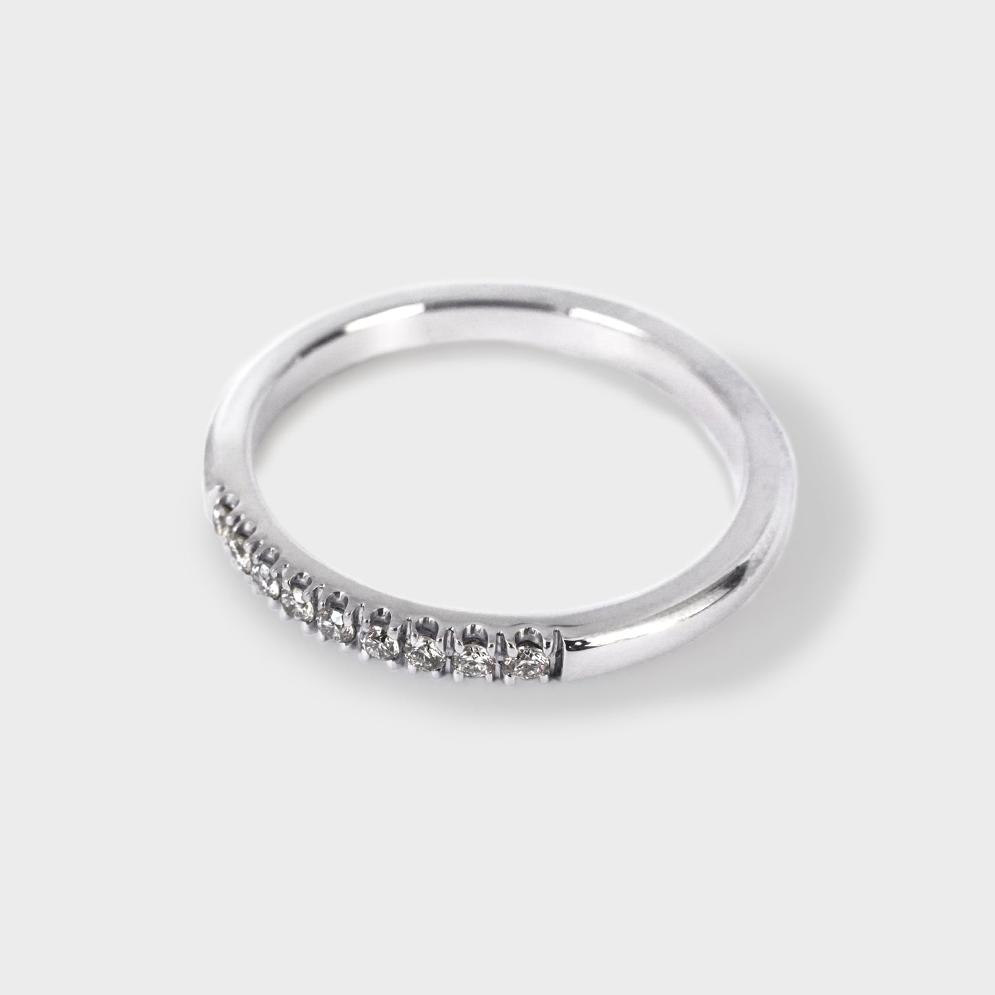 Medio cintillo oro blanco con 9 diamantes 0.18ct