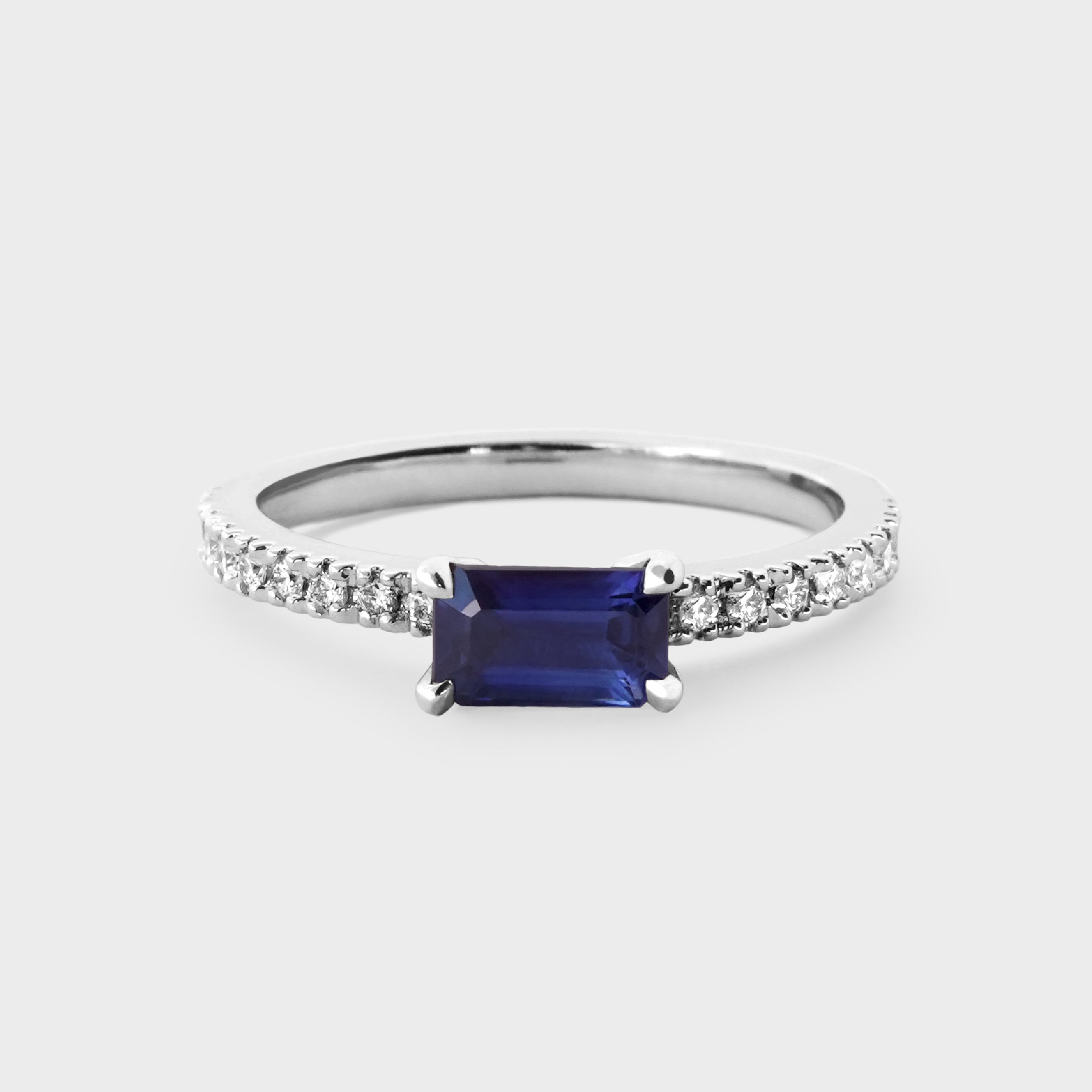 Solitario acompañado zafiro corte esmeralda – Helmlinger Joyas