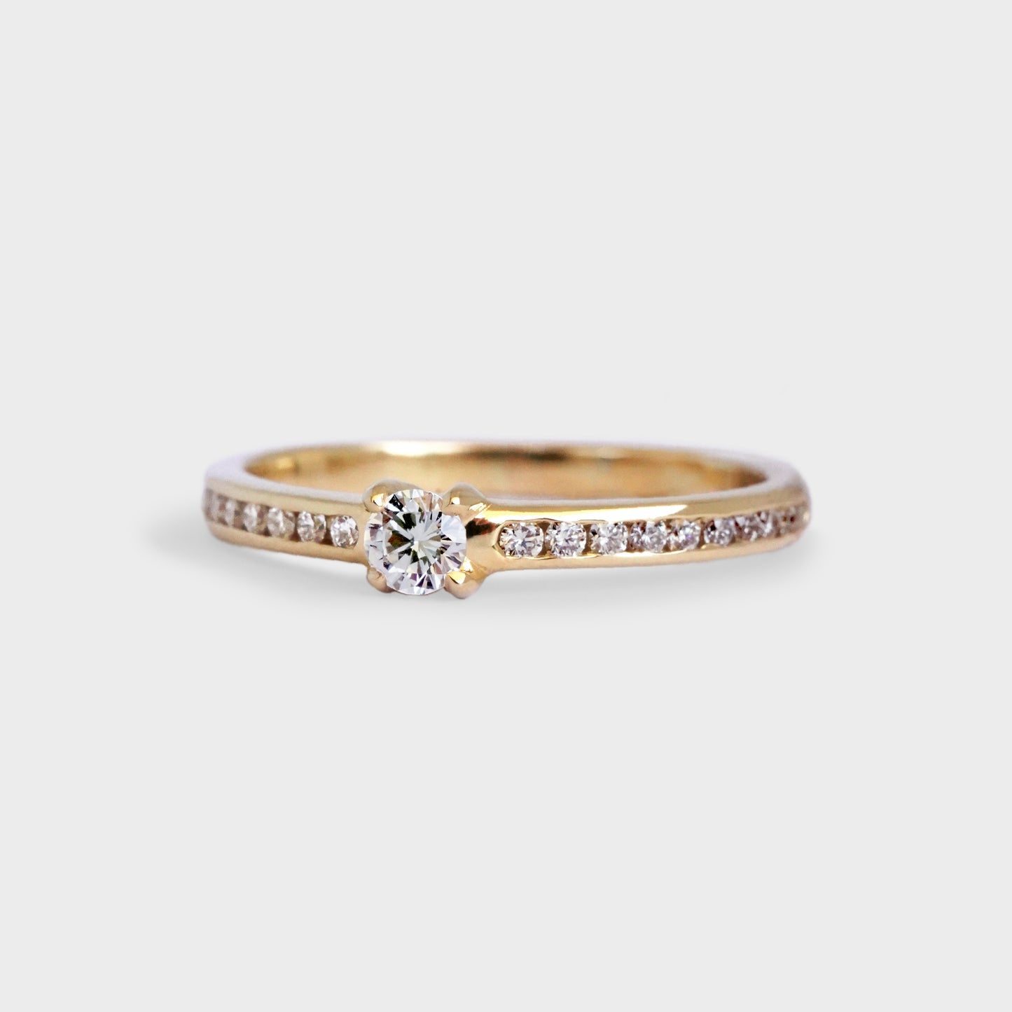 Solitario brillante 0.13ct acompañado
