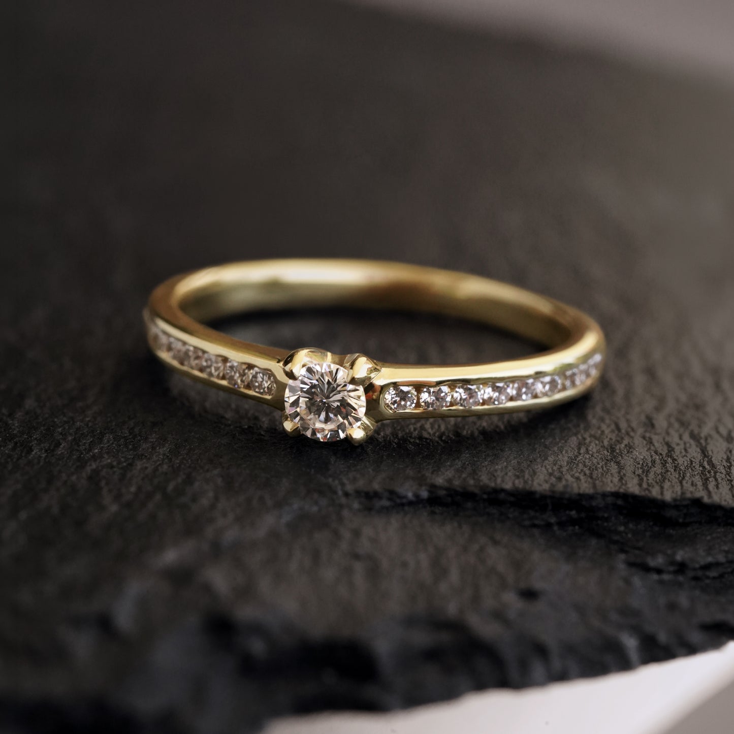 Solitario brillante 0.13ct acompañado