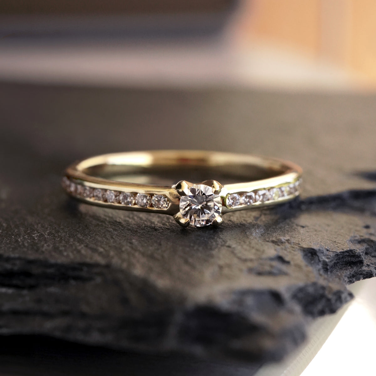 Solitario brillante 0.13ct acompañado