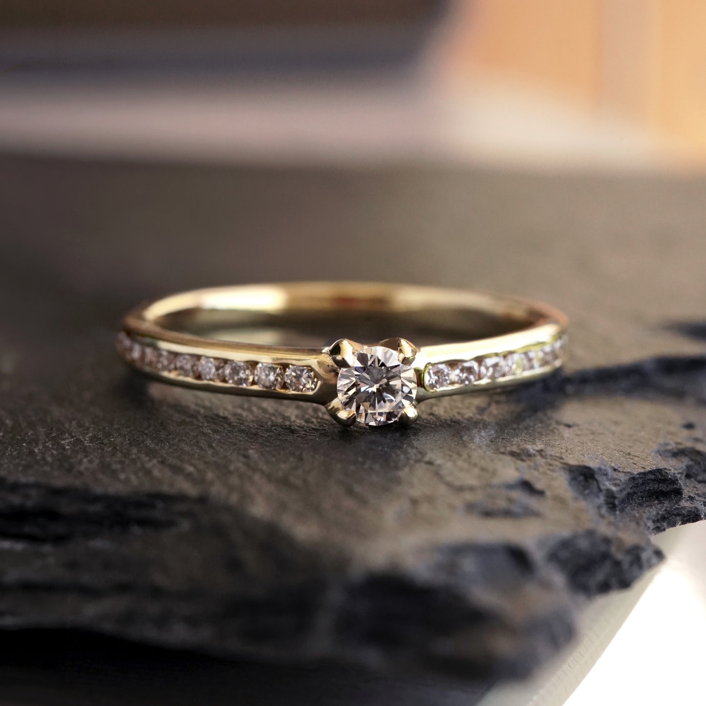 Solitario brillante 0.13ct acompañado