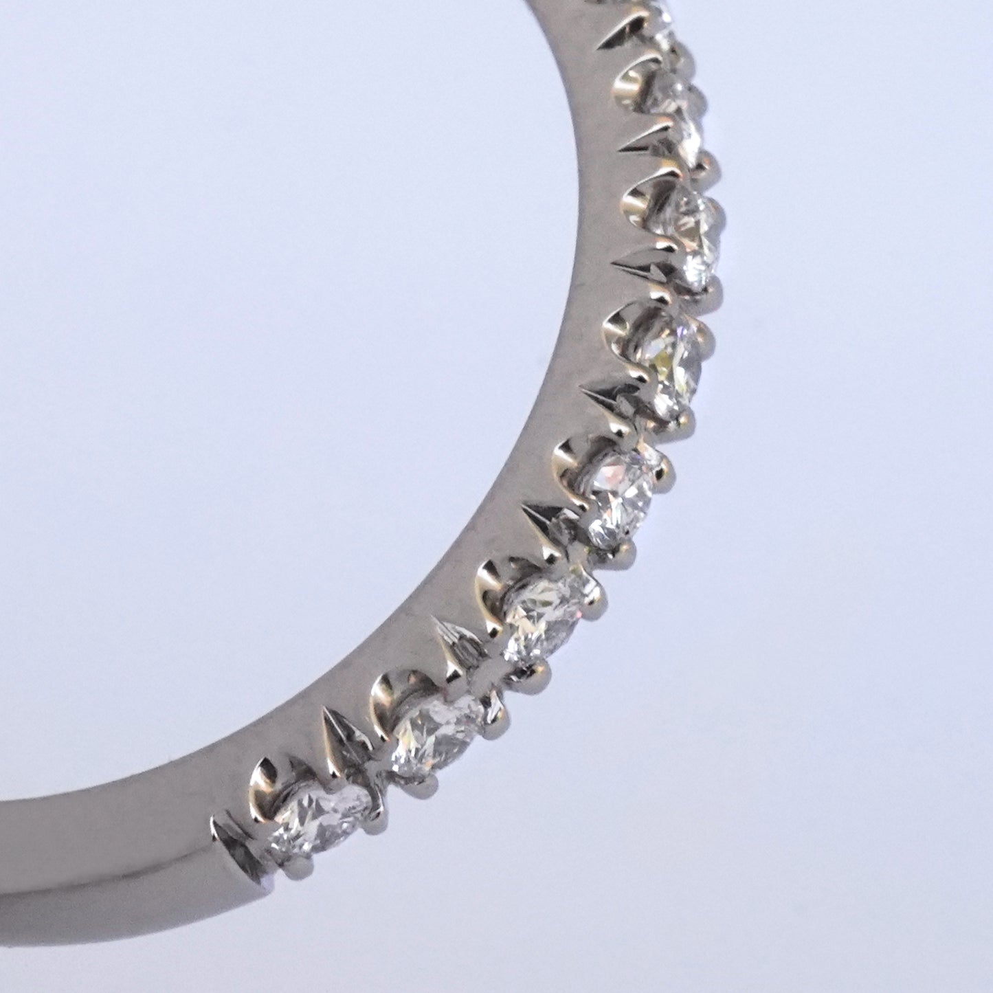Medio cintillo oro blanco grifas 0.28ct