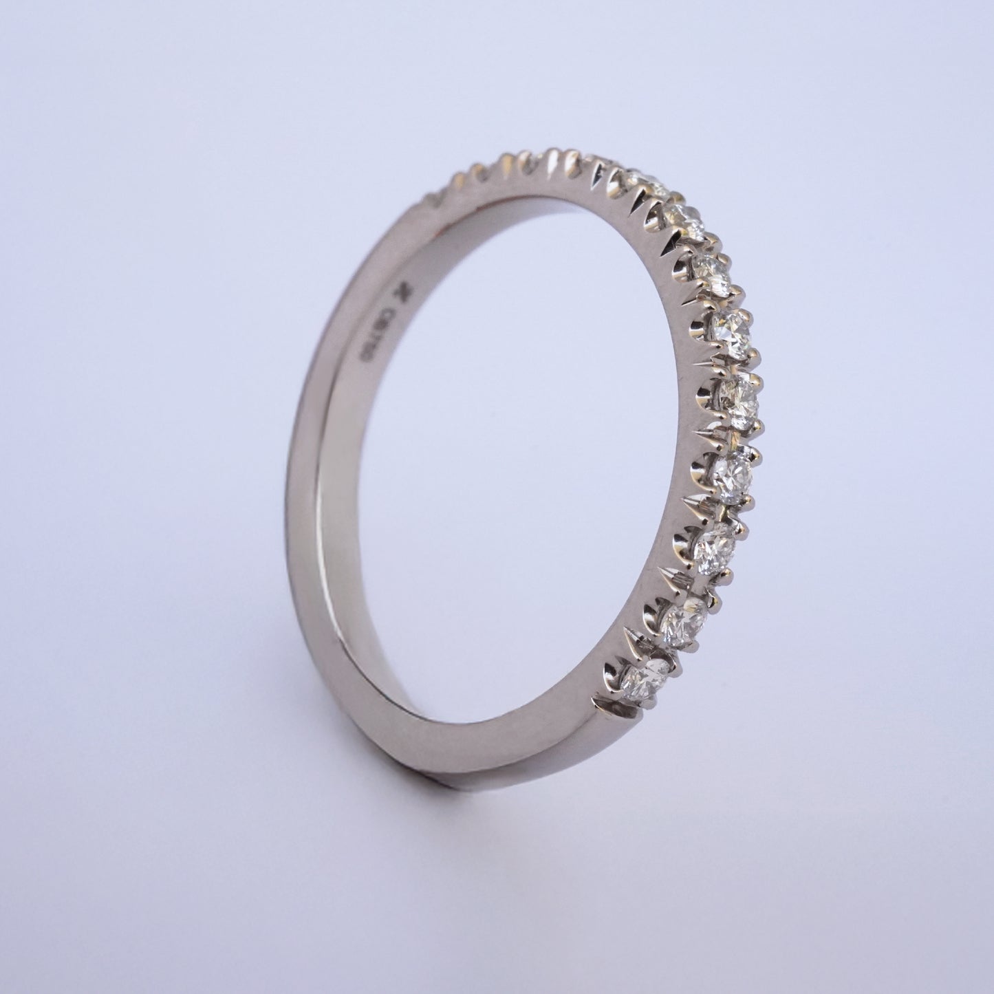 Medio cintillo oro blanco grifas 0.28ct