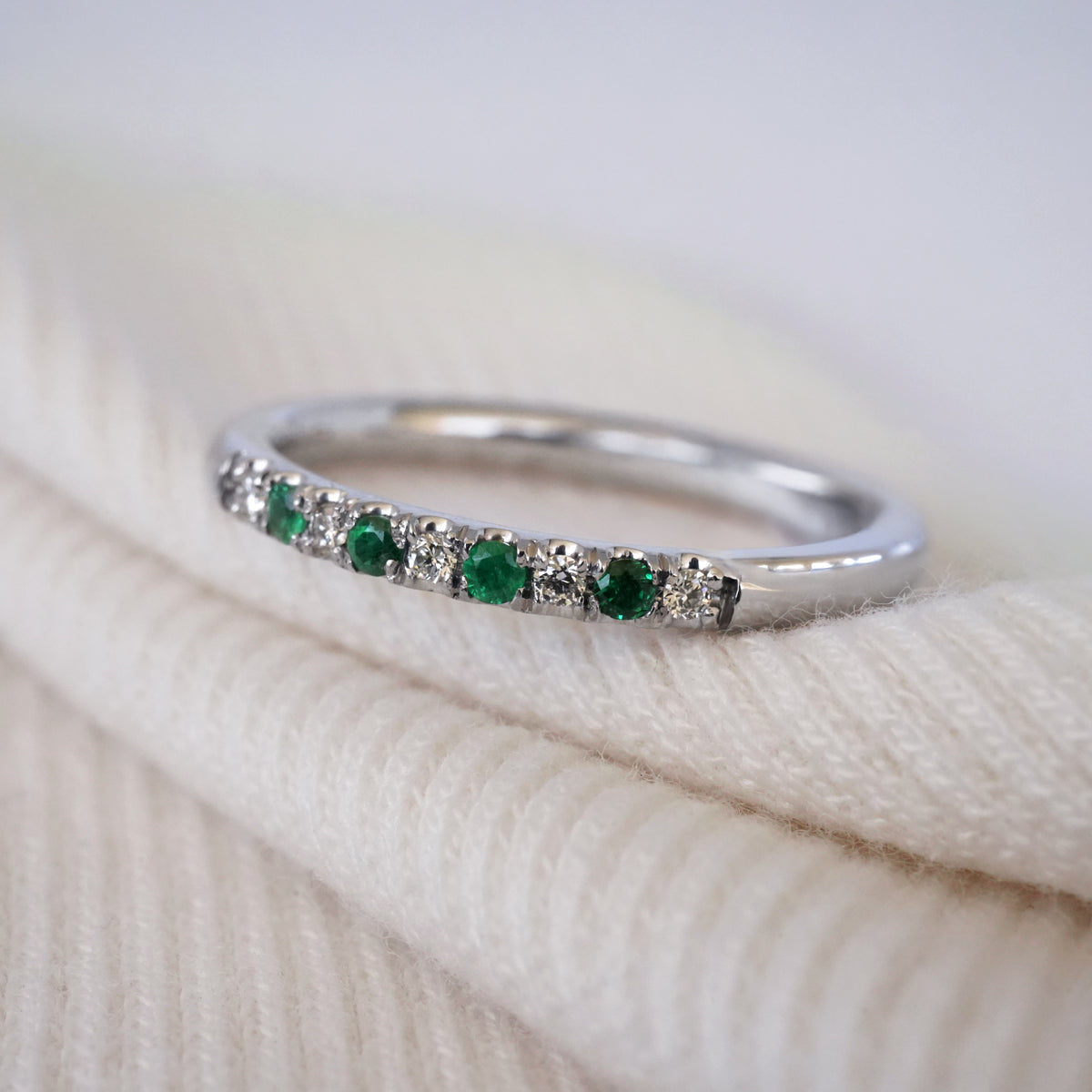 Medio cintillo bombé con esmeraldas y diamantes