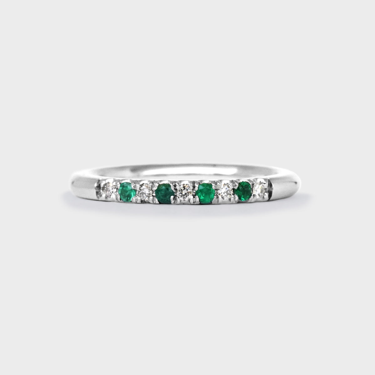 Medio cintillo bombé con esmeraldas y diamantes