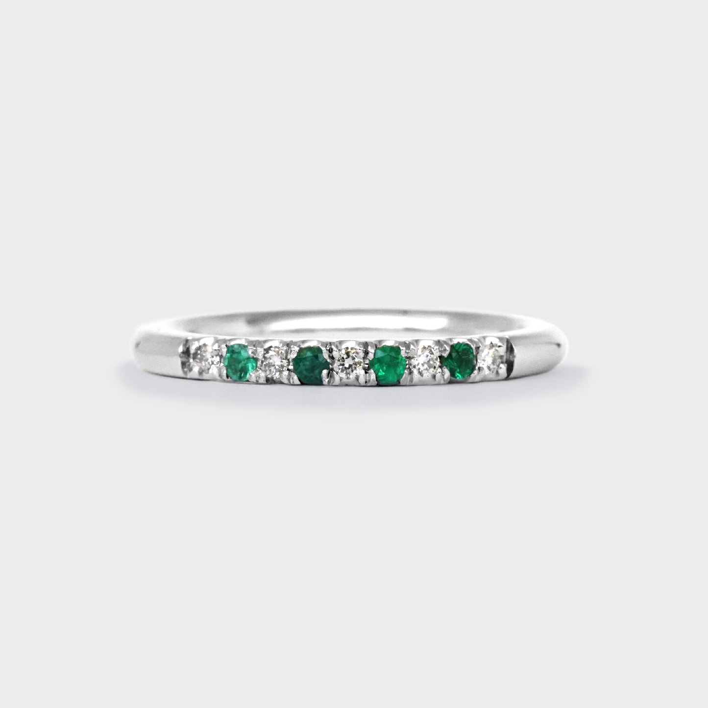 Medio cintillo bombé con esmeraldas y diamantes