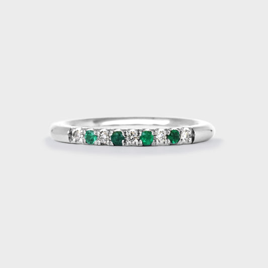 Medio cintillo bombé con esmeraldas y diamantes