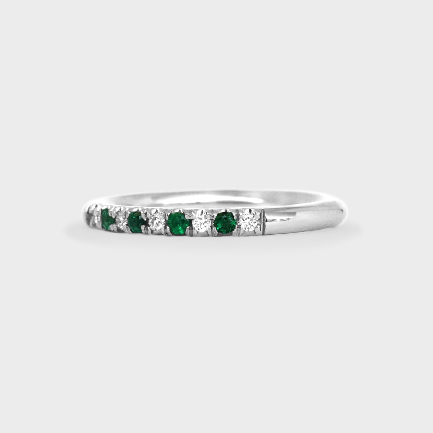 Medio cintillo bombé con esmeraldas y diamantes