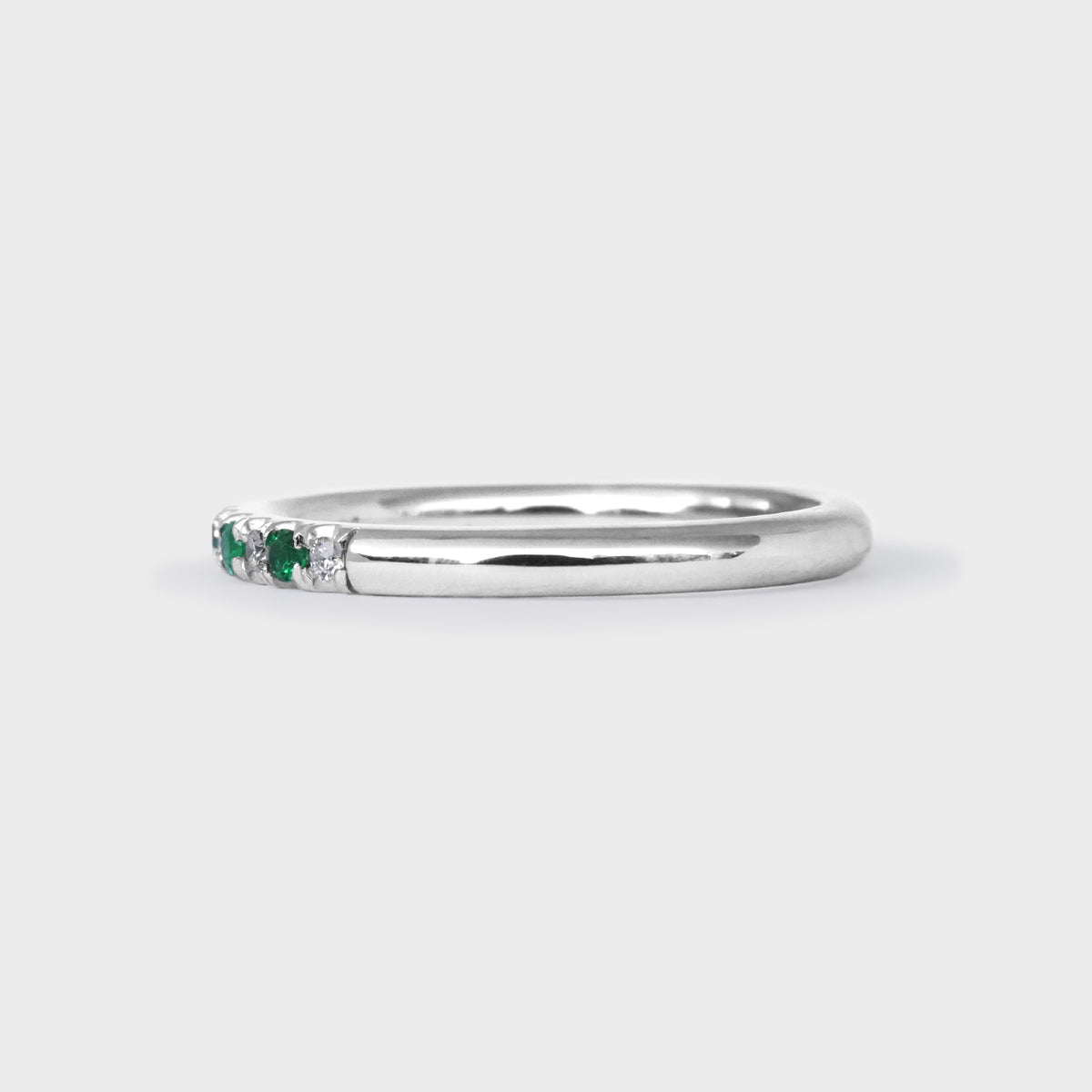 Medio cintillo bombé con esmeraldas y diamantes