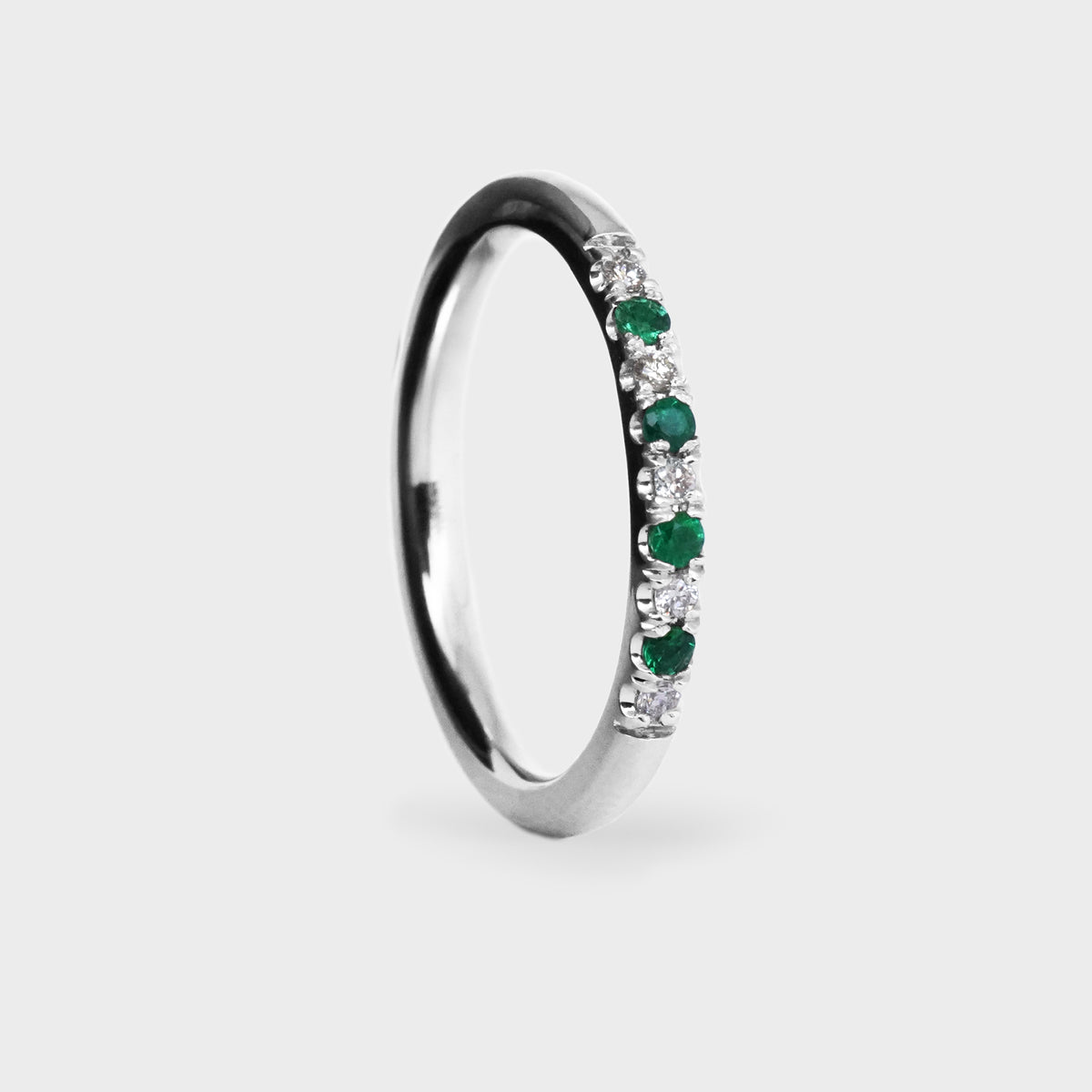 Medio cintillo bombé con esmeraldas y diamantes