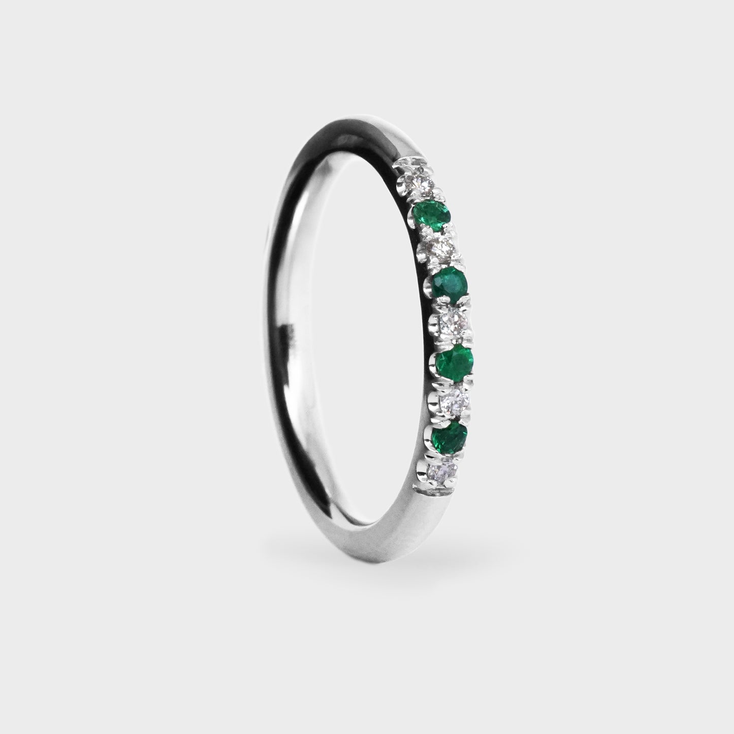 Medio cintillo bombé con esmeraldas y diamantes