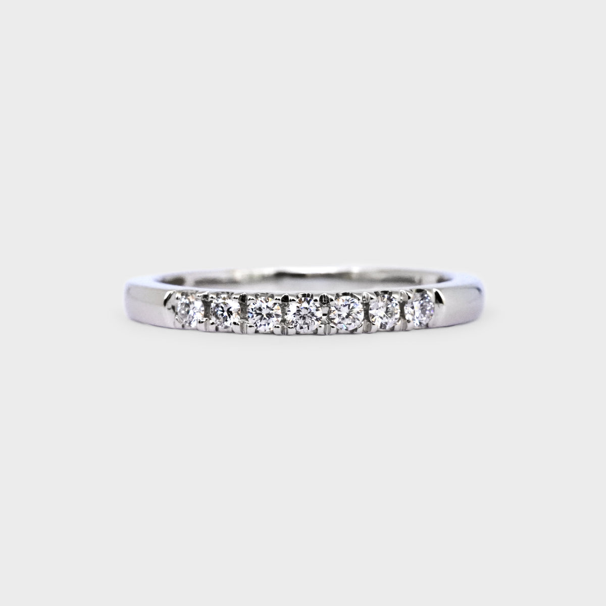 Medio cintillo oro blanco con 7 diamantes 0.14ct
