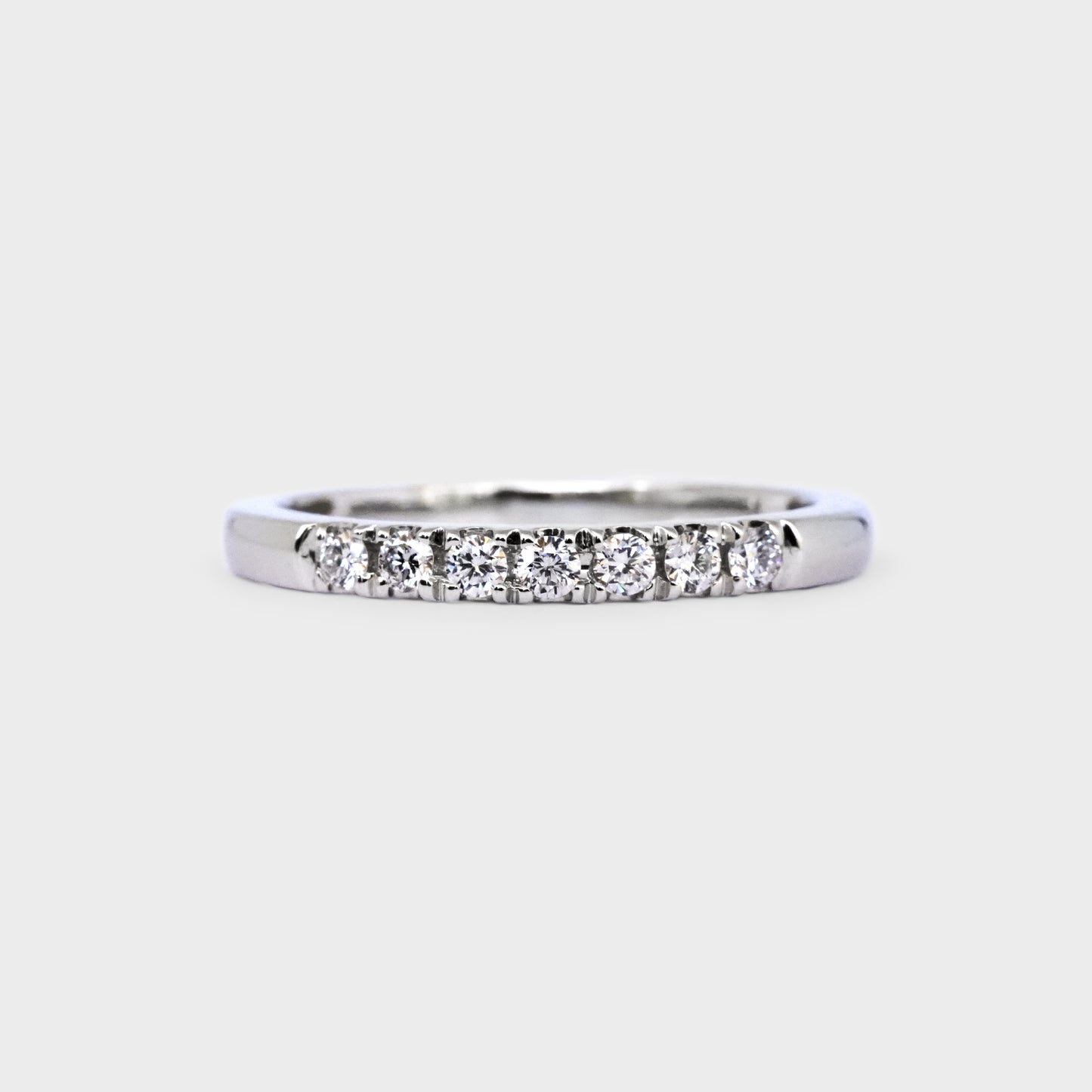 Medio cintillo oro blanco con 7 diamantes 0.14ct