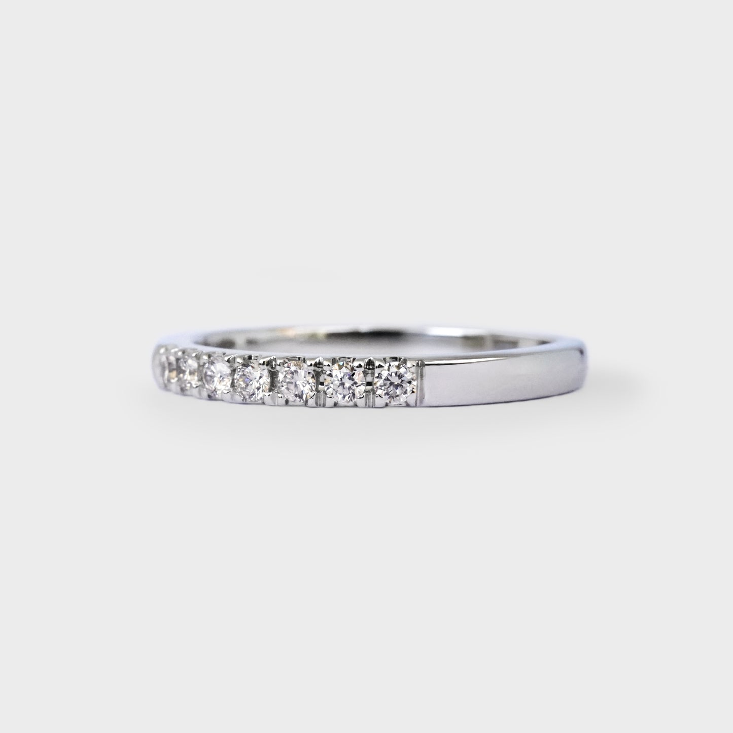 Medio cintillo oro blanco con 7 diamantes 0.14ct