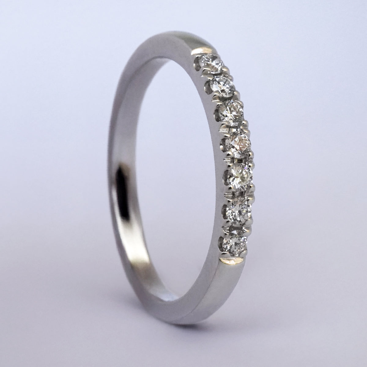 Medio cintillo oro blanco con 7 diamantes 0.14ct