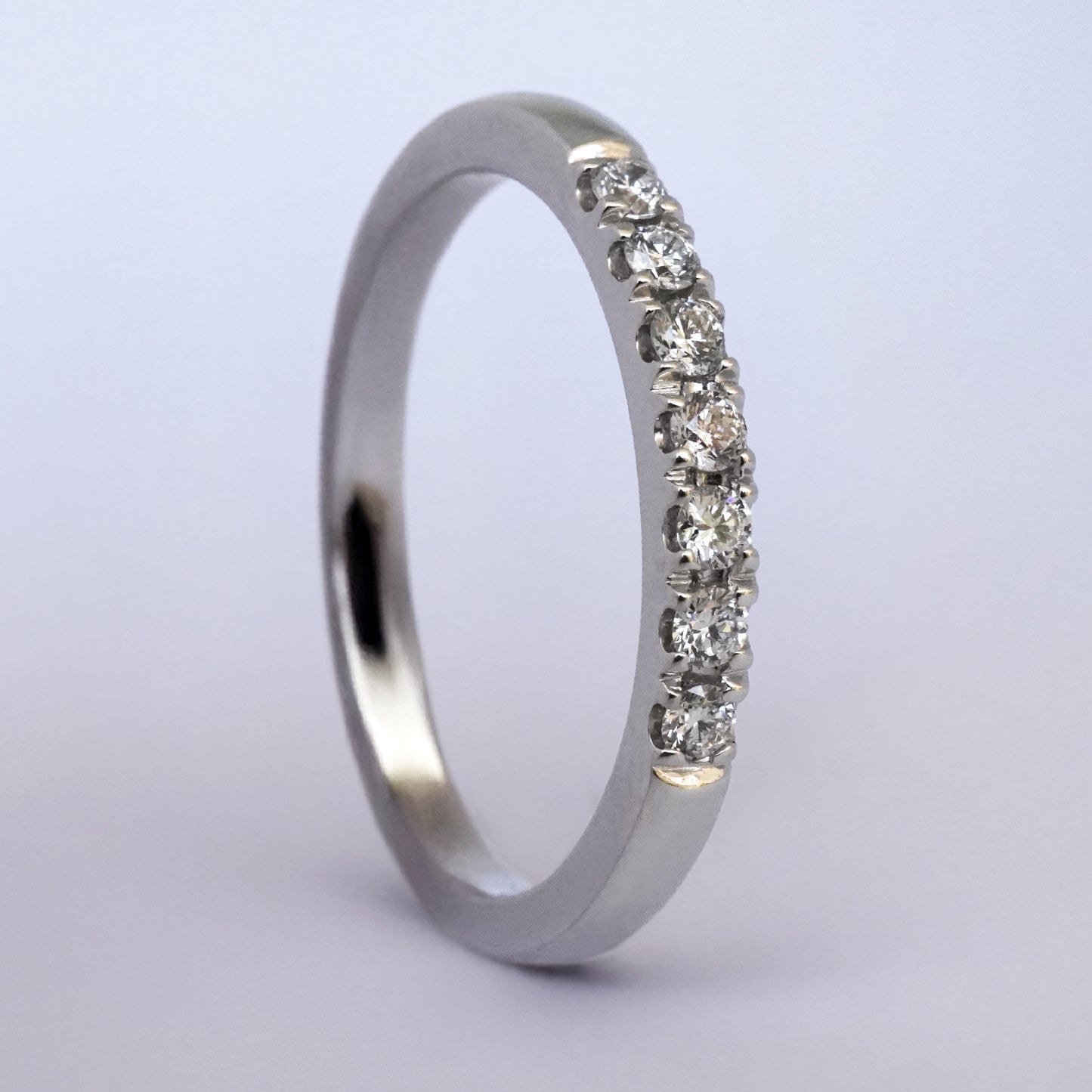 Medio cintillo oro blanco con 7 diamantes 0.14ct
