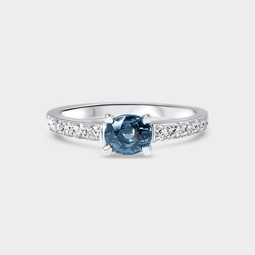 Anillo platino solitario acompañado espinel azul