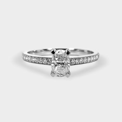 Anillo cintillo diamante oval acompañado