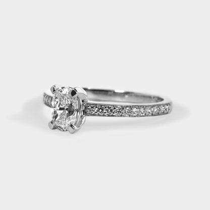 Anillo cintillo diamante oval acompañado