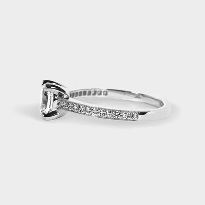 Anillo cintillo diamante oval acompañado