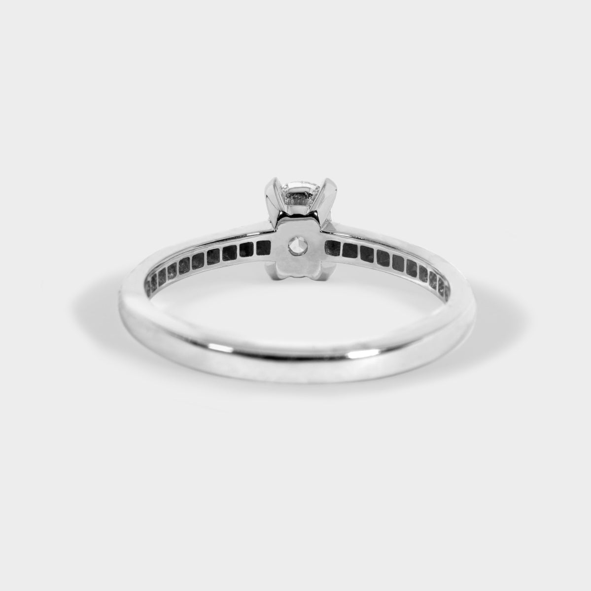 Anillo cintillo diamante oval acompañado