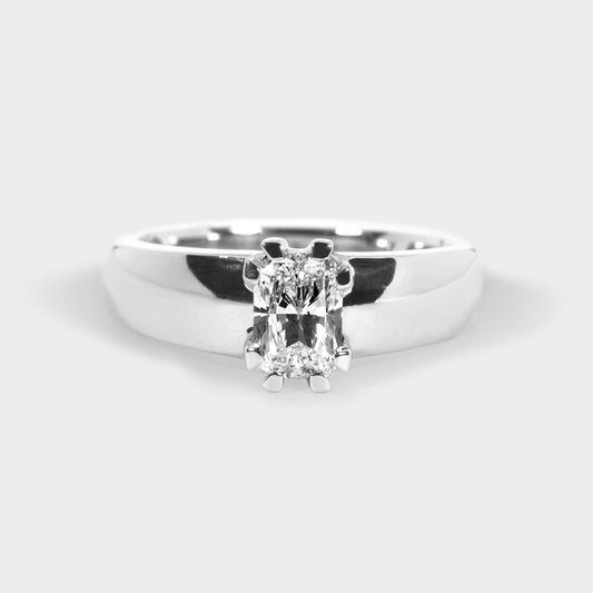 Anillo solitario cinto diamante corte esmeralda