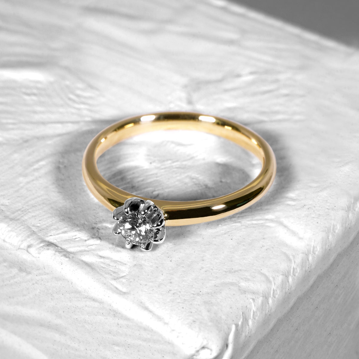 Solitario oro amarillo con engaste 8 grifas en oro blanco